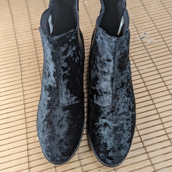 TOMS Black ELLA CHELSEA Crushed VELVET Slip-On ANKLE BOOTS Women sz 6.5M new wit - Picture 3 of 11
